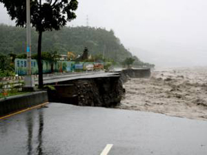 受「莫拉克」颱風影響，高屏堰停擺，高雄市政府呼籲民眾儲水備用、節約用水！