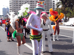 2009高雄燈會藝術節關懷弱勢小朋友，市府包場免費開放世運嘉年華，遊樂體驗愛幸福